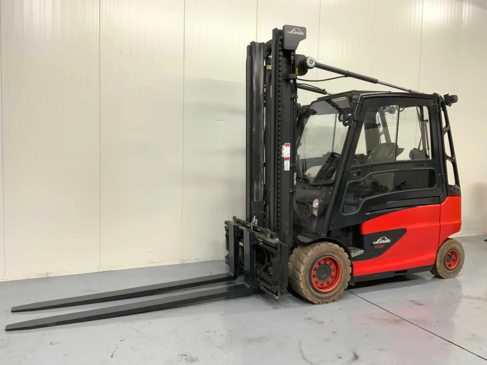 Vorkheftrucks, ringzagen, compressoren, schoonmaakmachines en gereedschappen