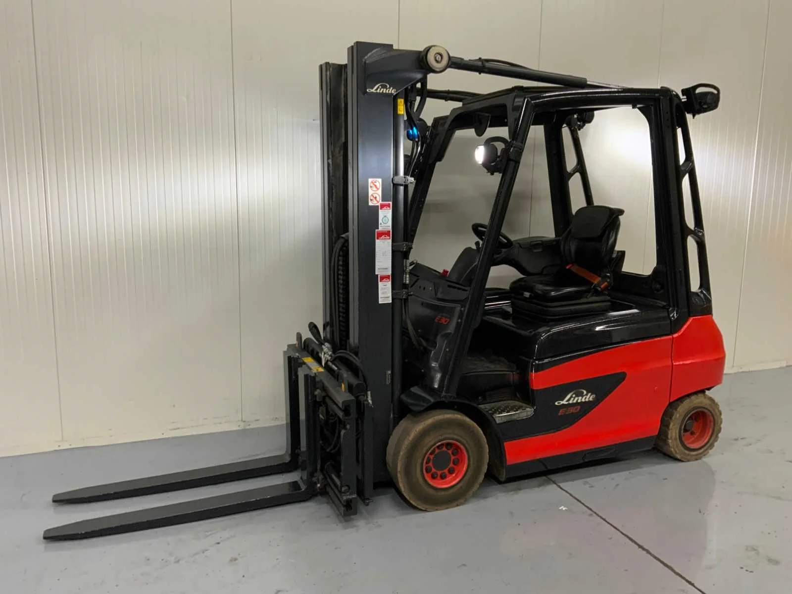 Vorkheftrucks, stapelaars, compressoren, schoonmaakmachines en gereedschappen
