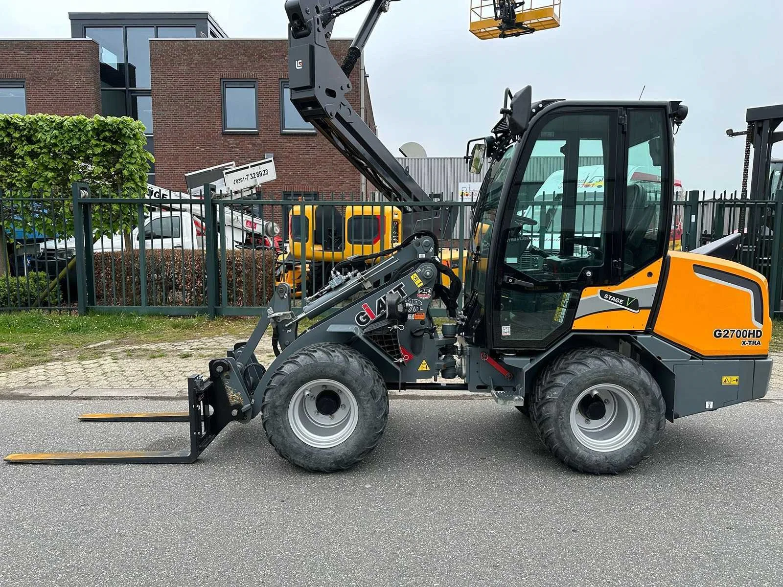 Vorkheftrucks, vrachtwagens, boten, personenauto’s en gereedschappen