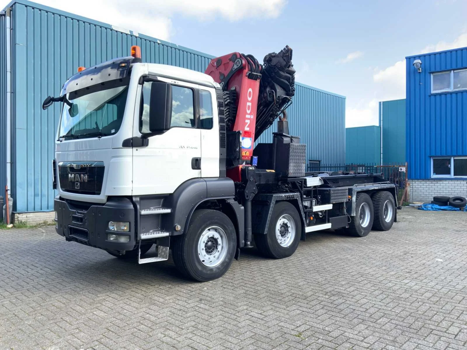 Vorkheftrucks, vrachtwagens, grondverzet, personenauto’s en gereedschappen