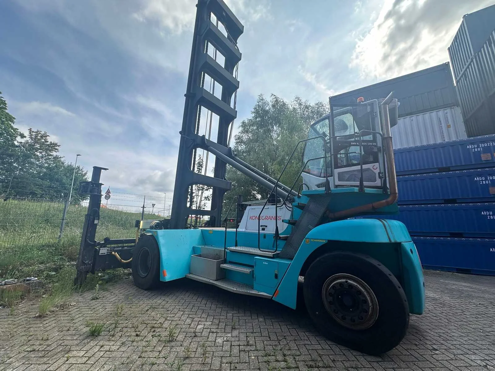 Vorkheftrucks, vrachtwagens, hoogwerkers, personenauto’s en gereedschappen