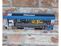 Vrachtauto met lading (2 race auto's)