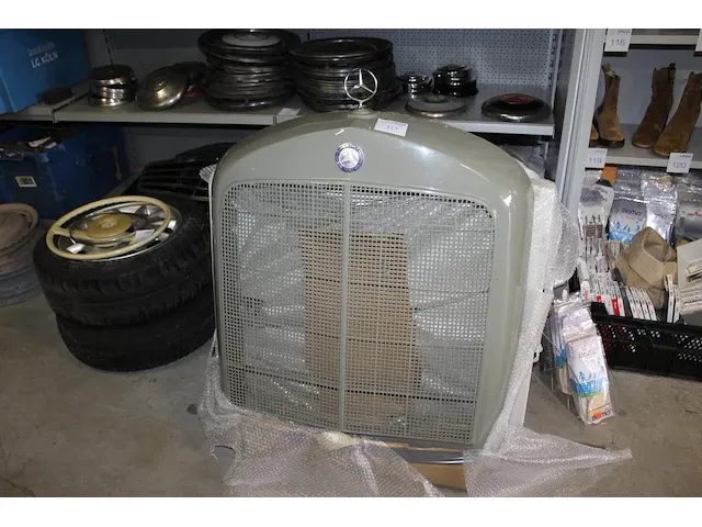 Vrachtwagen grill mercedes benz. afmeting ca. 90 x 110 cm - afbeelding 1 van  4