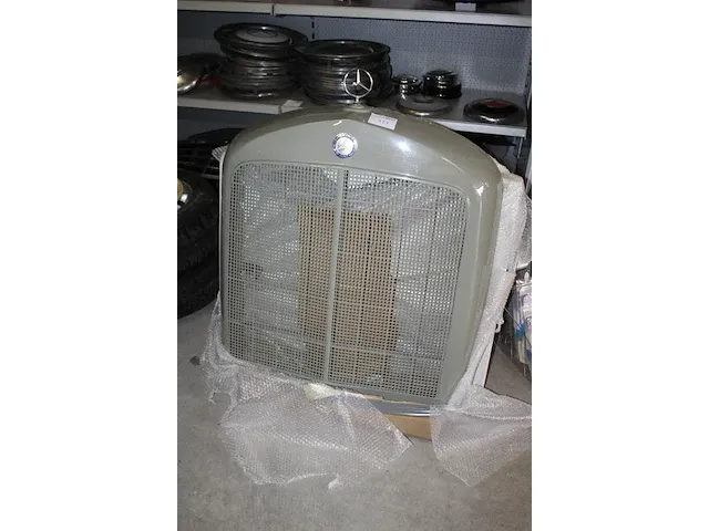 Vrachtwagen grill mercedes benz. afmeting ca. 90 x 110 cm - afbeelding 2 van  4
