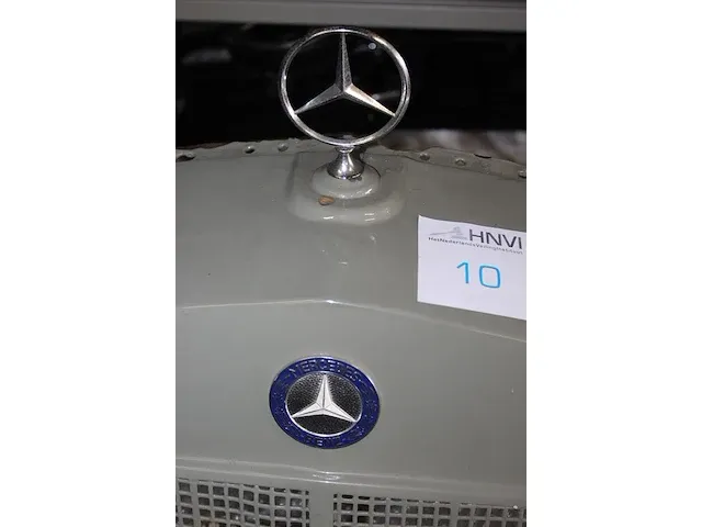 Vrachtwagen grill mercedes benz. afmeting ca. 90 x 110 cm - afbeelding 3 van  4