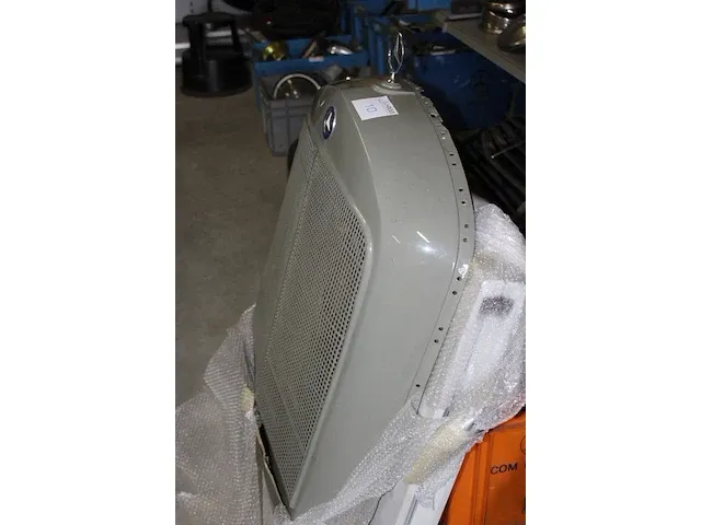 Vrachtwagen grill mercedes benz. afmeting ca. 90 x 110 cm - afbeelding 4 van  4