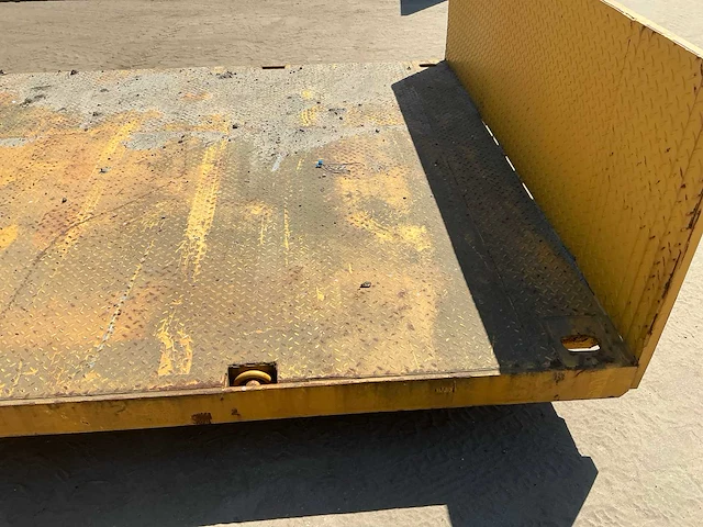 Vrachtwagen platform trekker zoutstrooier plateau - afbeelding 10 van  12