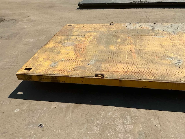 Vrachtwagen platform trekker zoutstrooier plateau - afbeelding 11 van  12