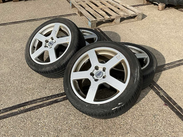 Vredestein quatrac pro volvo r-design autoband (4x) - afbeelding 1 van  11