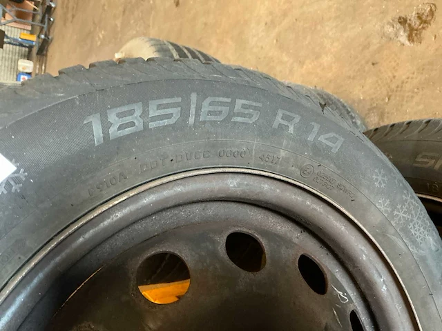 Vredestein snowtracs winterband op velg 185/65r14 (4x) - afbeelding 3 van  4