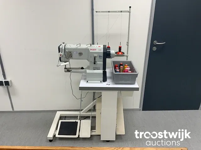 Vrije arm leernaaimachine met werktafel - afbeelding 1 van  9