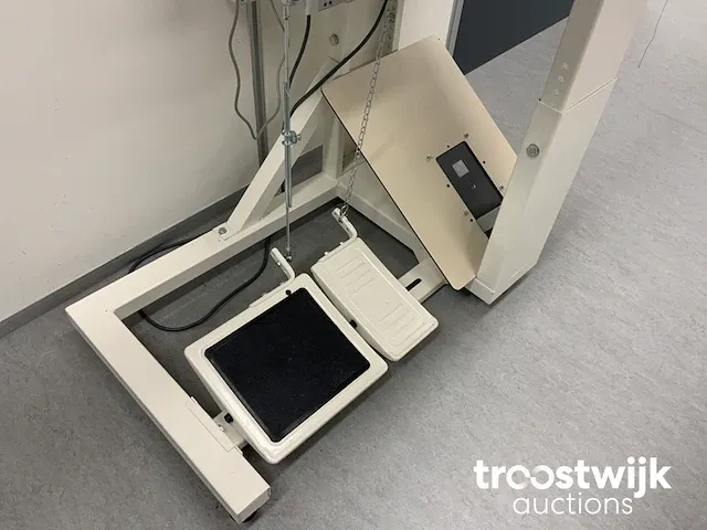 Vrije arm leernaaimachine met werktafel - afbeelding 8 van  9