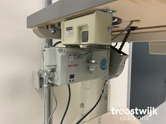 Vrije arm leernaaimachine met werktafel - afbeelding 9 van  9