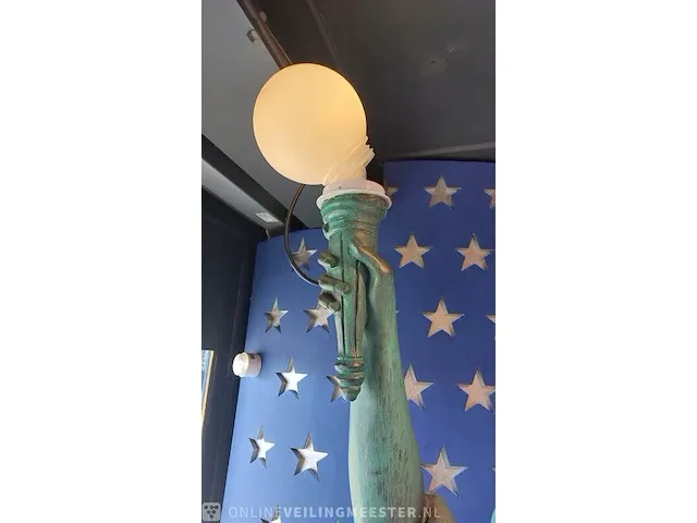 Vrijheidsbeeld met verlichting - afbeelding 5 van  5