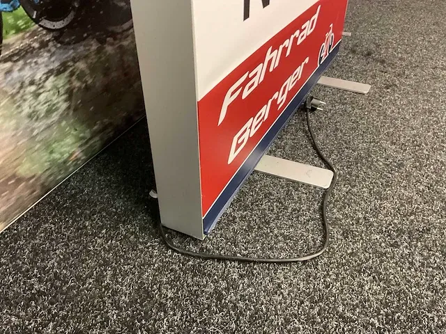 Vrijstaand dubbelzijdig opspanframe met verlichting (2x) - afbeelding 2 van  3