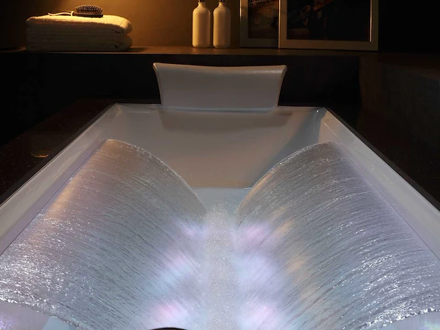 Vrijstaand massagebad met waterval - afbeelding 4 van  14