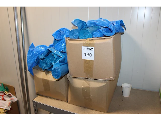 Vuilniszakken blauw in en op 3 dozen. - afbeelding 1 van  2