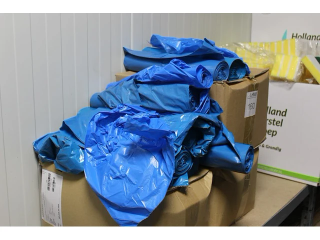 Vuilniszakken blauw in en op 3 dozen. - afbeelding 2 van  2