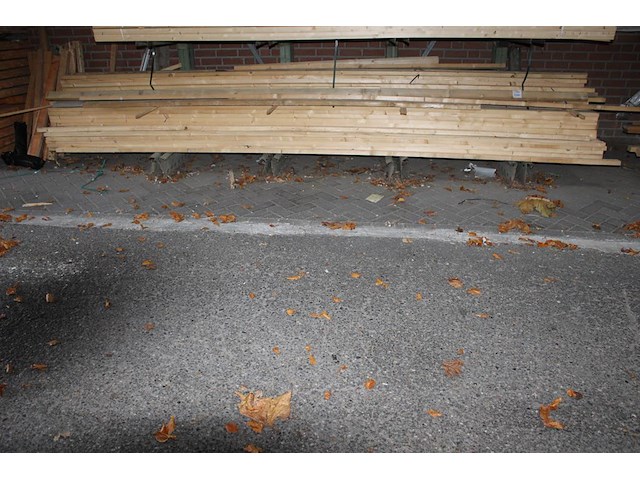 Vuren balken 75x32x4800mm op schap. ruim 100 stuks. - afbeelding 1 van  2