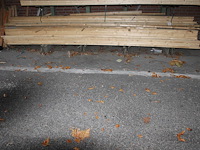 Vuren balken 75x32x4800mm op schap. ruim 100 stuks. - afbeelding 1 van  2