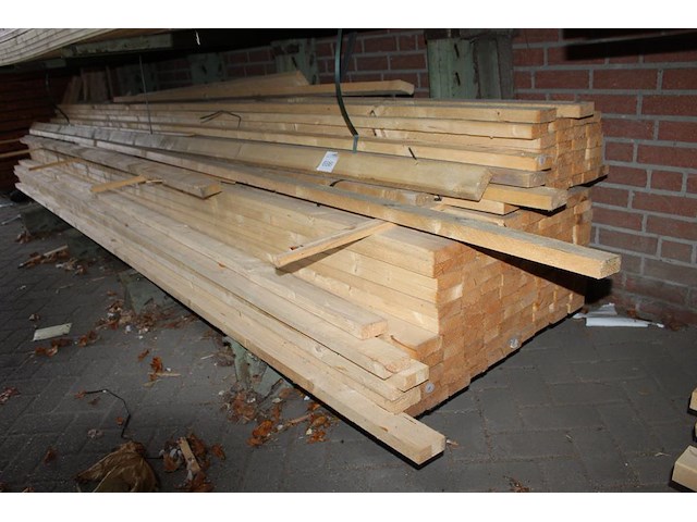 Vuren balken 75x32x4800mm op schap. ruim 100 stuks. - afbeelding 2 van  2