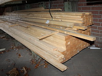 Vuren balken 75x32x4800mm op schap. ruim 100 stuks. - afbeelding 2 van  2