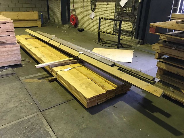 Vuren balken en planken (40x) - afbeelding 1 van  3