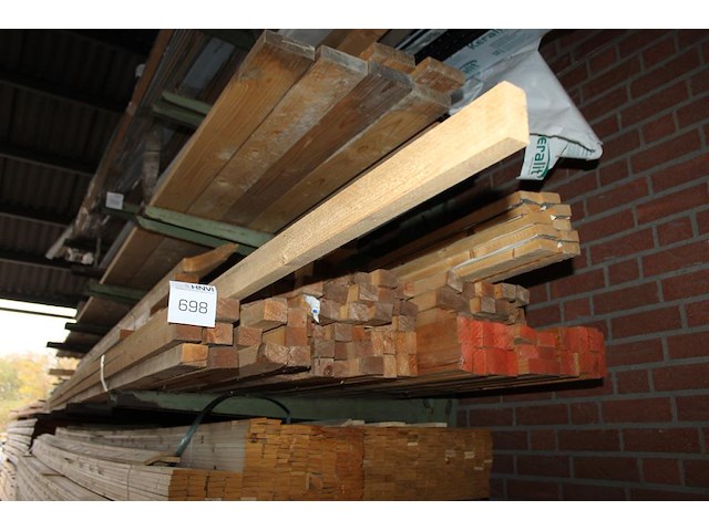 Vuren balken en planken in diverse maten en uitvoeringen op 2 schappen. - afbeelding 1 van  2