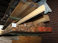 Vuren balken en planken in diverse maten en uitvoeringen op 2 schappen. - afbeelding 1 van  2