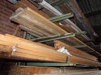 Vuren balken en planken in diverse maten en uitvoeringen op 2 schappen. - afbeelding 2 van  2
