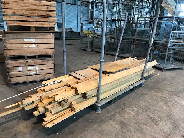 Vuren balken en planken - afbeelding 1 van  2