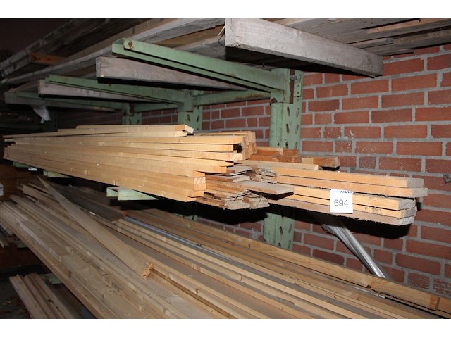 Vuren houten latten en balkjes w.o. 50x20mm en 45x35mm op schap. - afbeelding 1 van  2