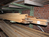 Vuren houten latten en balkjes w.o. 50x20mm en 45x35mm op schap. - afbeelding 1 van  2