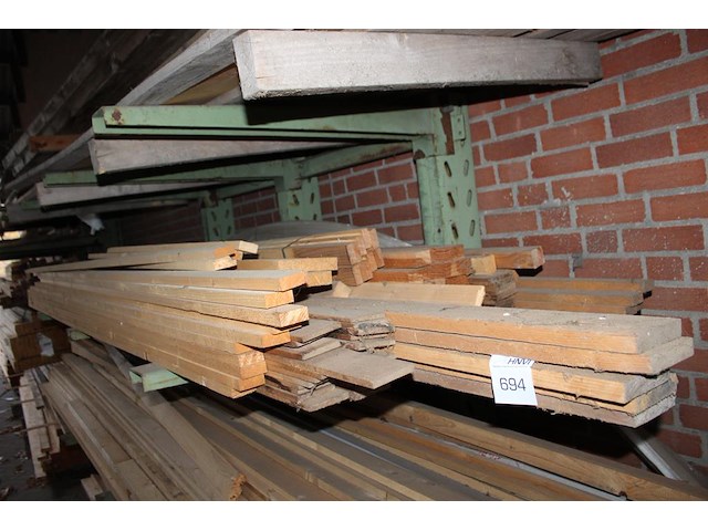 Vuren houten latten en balkjes w.o. 50x20mm en 45x35mm op schap. - afbeelding 2 van  2