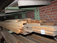 Vuren houten latten en balkjes w.o. 50x20mm en 45x35mm op schap. - afbeelding 2 van  2