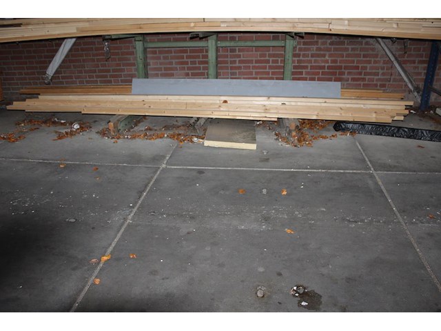 Vuren houten planken en balken met lengte 480 cm w.o. 8 stuks 5x7cm en 25 stuks 28x100mm in schap. - afbeelding 1 van  3