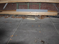 Vuren houten planken en balken met lengte 480 cm w.o. 8 stuks 5x7cm en 25 stuks 28x100mm in schap. - afbeelding 1 van  3