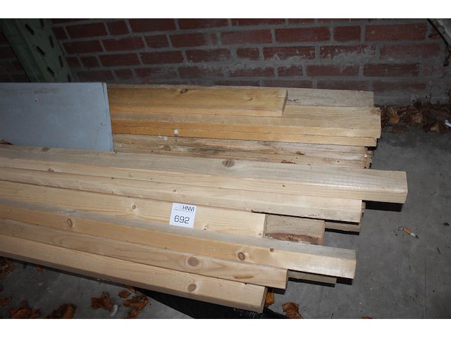 Vuren houten planken en balken met lengte 480 cm w.o. 8 stuks 5x7cm en 25 stuks 28x100mm in schap. - afbeelding 2 van  3