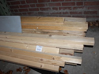 Vuren houten planken en balken met lengte 480 cm w.o. 8 stuks 5x7cm en 25 stuks 28x100mm in schap. - afbeelding 2 van  3