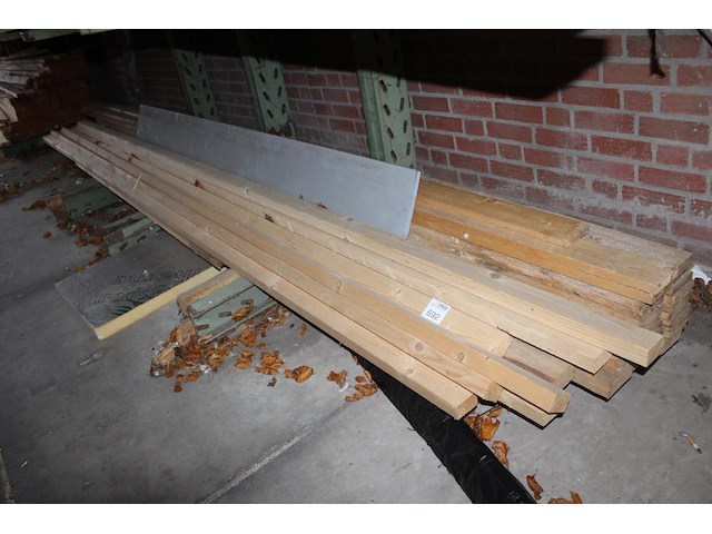 Vuren houten planken en balken met lengte 480 cm w.o. 8 stuks 5x7cm en 25 stuks 28x100mm in schap. - afbeelding 3 van  3