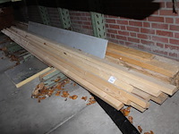 Vuren houten planken en balken met lengte 480 cm w.o. 8 stuks 5x7cm en 25 stuks 28x100mm in schap. - afbeelding 3 van  3