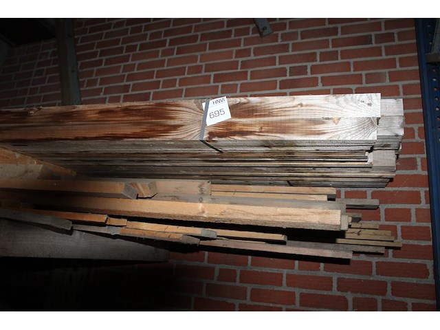 Vuren houten planken en balkjes w.o. 63x30mm en 120x30mm op schap. - afbeelding 1 van  2