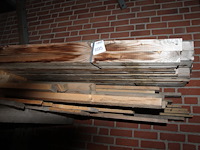Vuren houten planken en balkjes w.o. 63x30mm en 120x30mm op schap. - afbeelding 1 van  2
