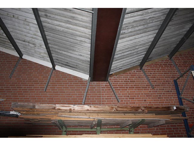 Vuren houten planken en balkjes w.o. 63x30mm en 120x30mm op schap. - afbeelding 2 van  2