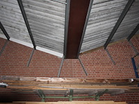 Vuren houten planken en balkjes w.o. 63x30mm en 120x30mm op schap. - afbeelding 2 van  2