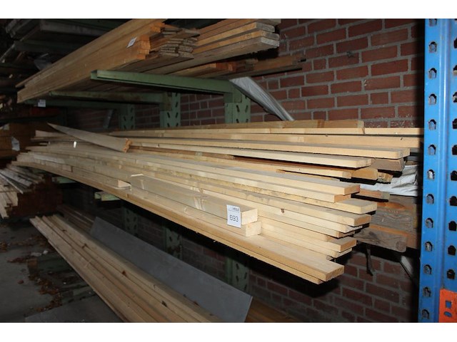 Vuren houten planken en latten met voornamelijk lengte 480 cm w.o. 80x22mm en 50x20mm in schap. - afbeelding 1 van  2