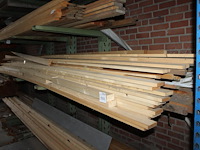 Vuren houten planken en latten met voornamelijk lengte 480 cm w.o. 80x22mm en 50x20mm in schap. - afbeelding 1 van  2