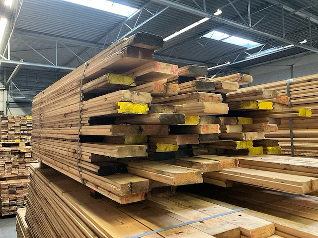 Vuren messing en groef plank - afbeelding 1 van  3