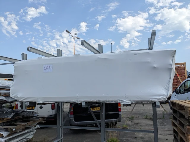 Vuren topvision bonte specht, 300 x 250 en luifel 400 cm, wanden antraciet en basis wit - afbeelding 2 van  2
