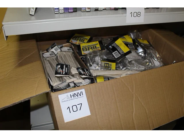 Vuurwerk veiligheidsbrillen en aanstekerlonten in doos - afbeelding 1 van  2